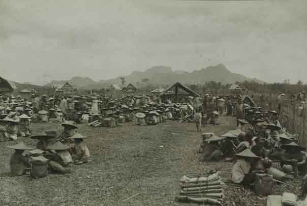 Suasana pasar Kalambi Rantepao, Celebes tahun 1911